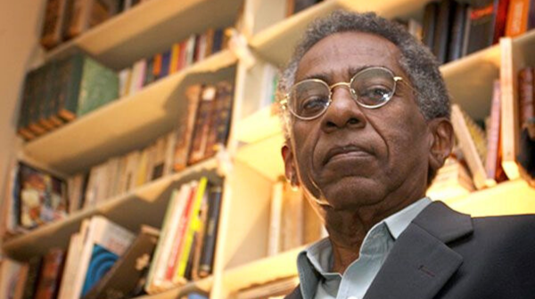 Teresa autografando seu livro