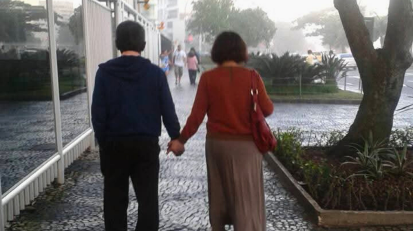 Teresa e Joel Rufino dos Santos caminhando na orla